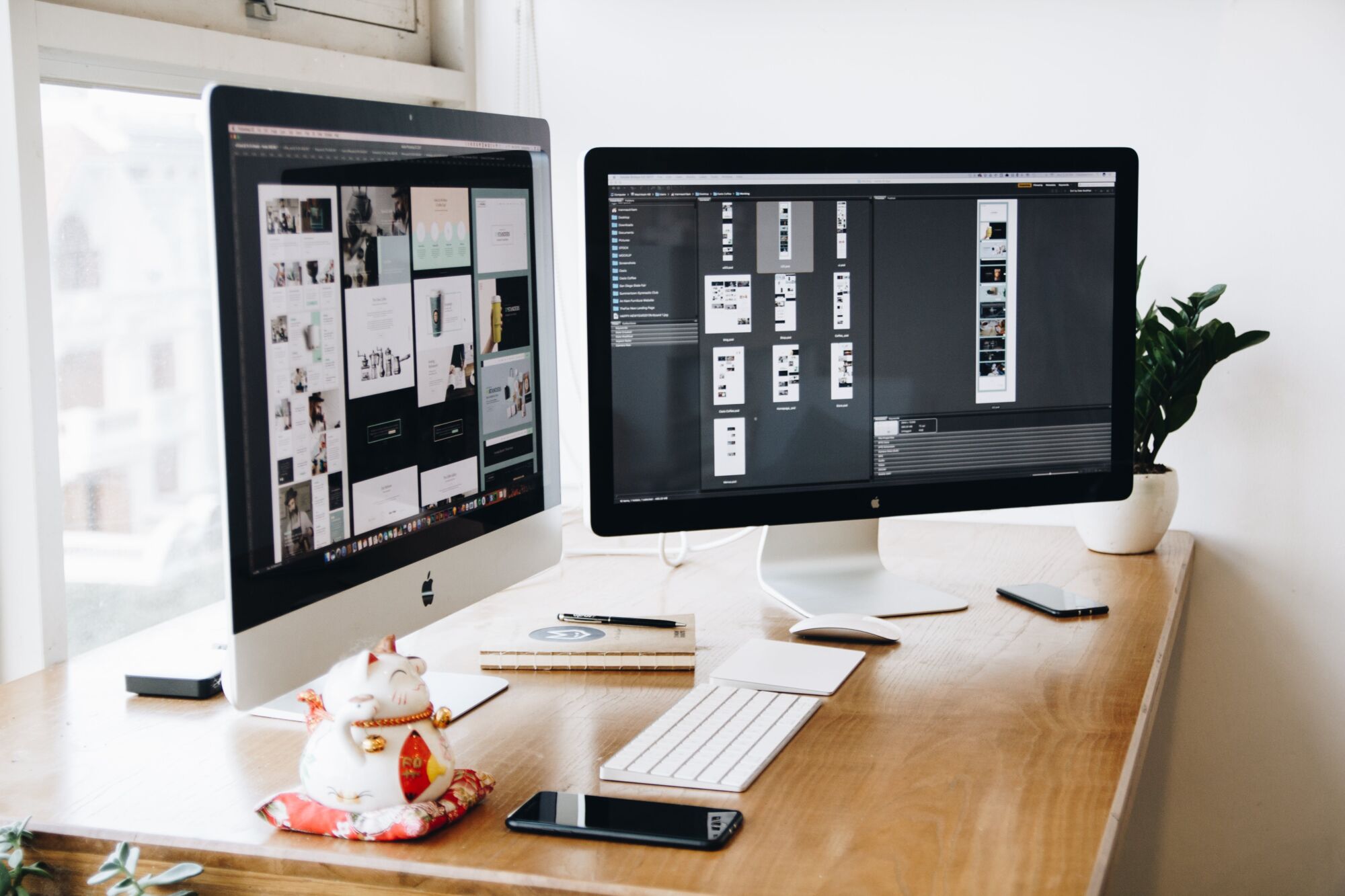 Bureau de travail avec deux écrans d'ordinateur montrant des logiciels de design graphique.