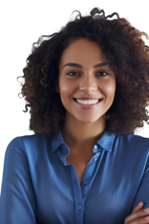 Portrait d'une femme souriante avec des cheveux bouclés et une chemise bleue