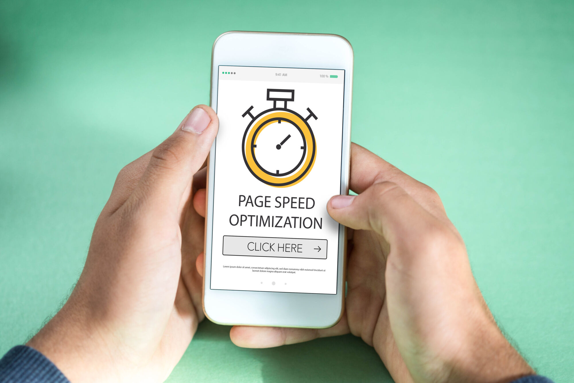Main tenant un smartphone avec un écran montrant 'PAGE SPEED OPTIMIZATION' pour le référencement web.
