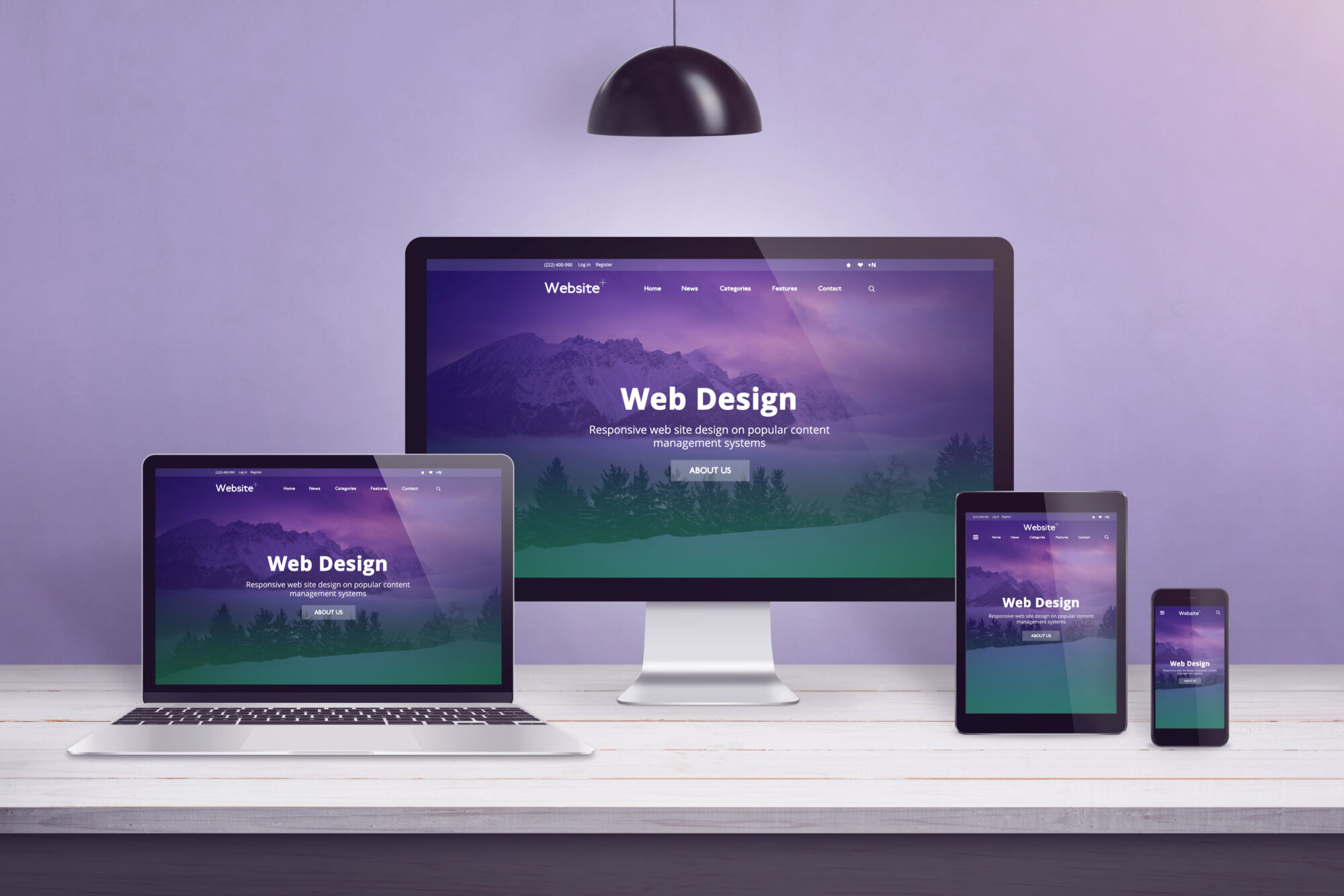 Ensemble d'appareils électroniques affichant un design web cohérent sur un bureau avec un fond violet.