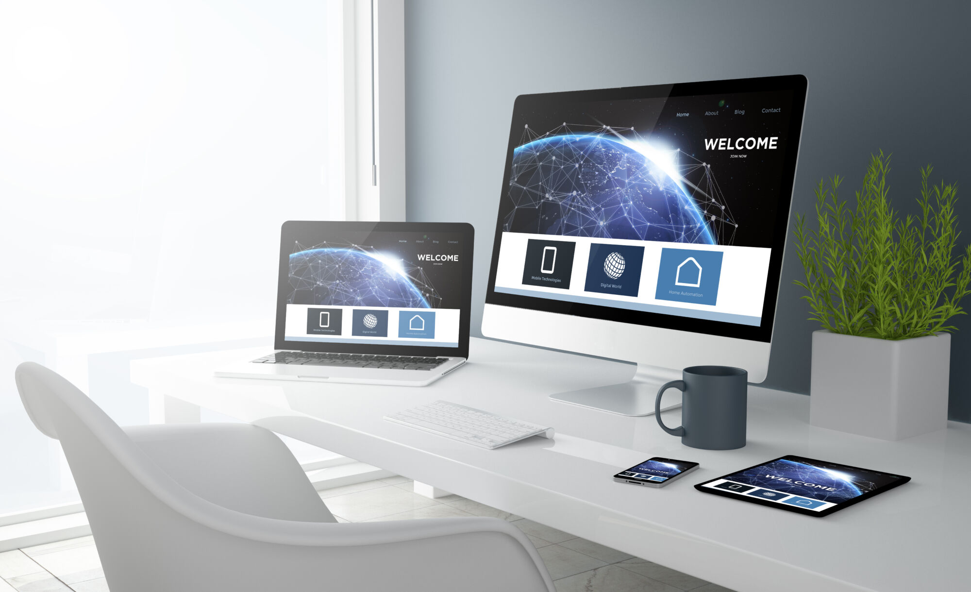 Espace de travail moderne avec ordinateurs et dispositifs mobiles affichant un site web de bienvenue.