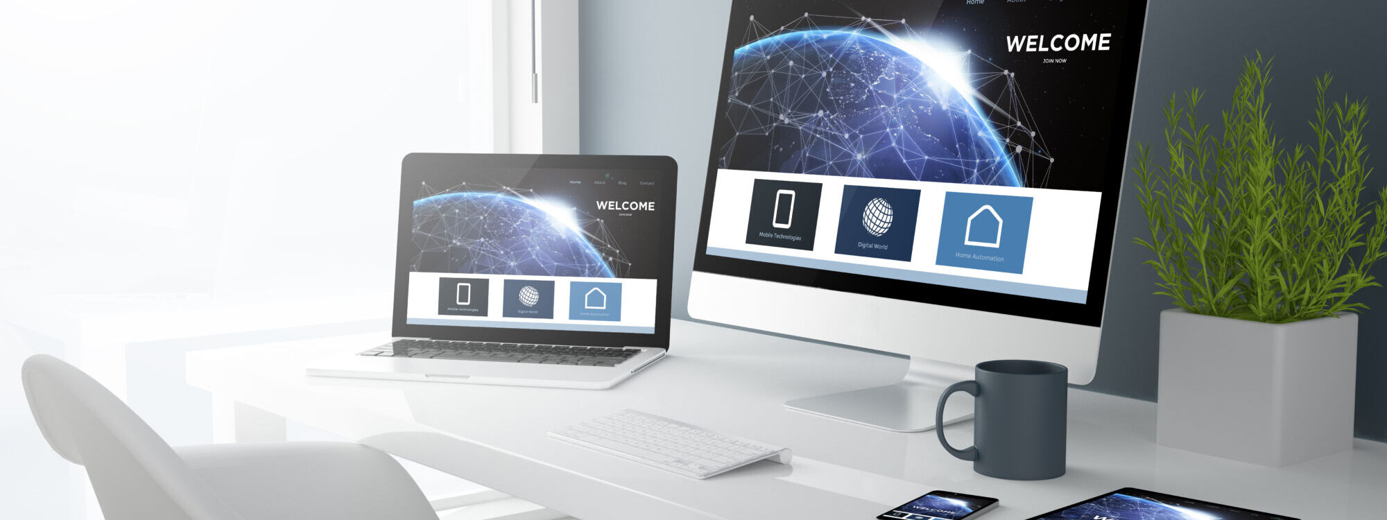 Espace de travail moderne avec ordinateurs et dispositifs mobiles affichant un site web de bienvenue.