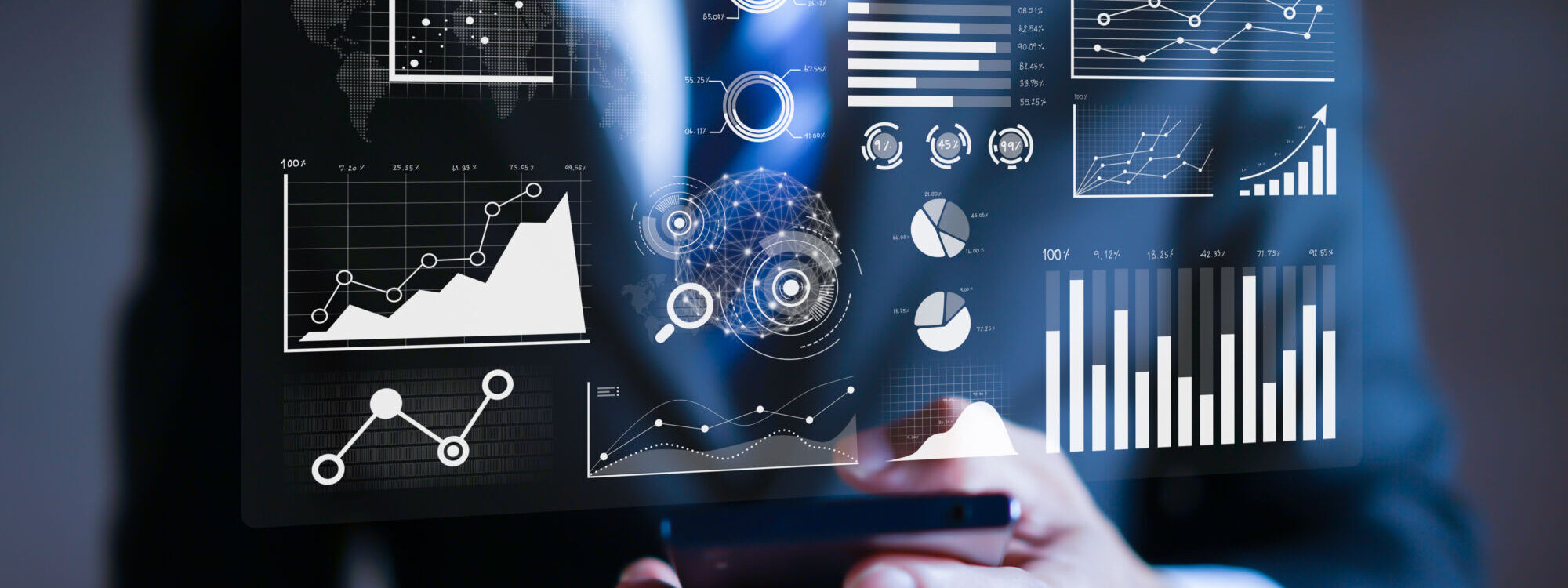 Homme d'affaires interagissant avec une interface de visualisation de données et d'analytiques avancées sur écran virtuel.