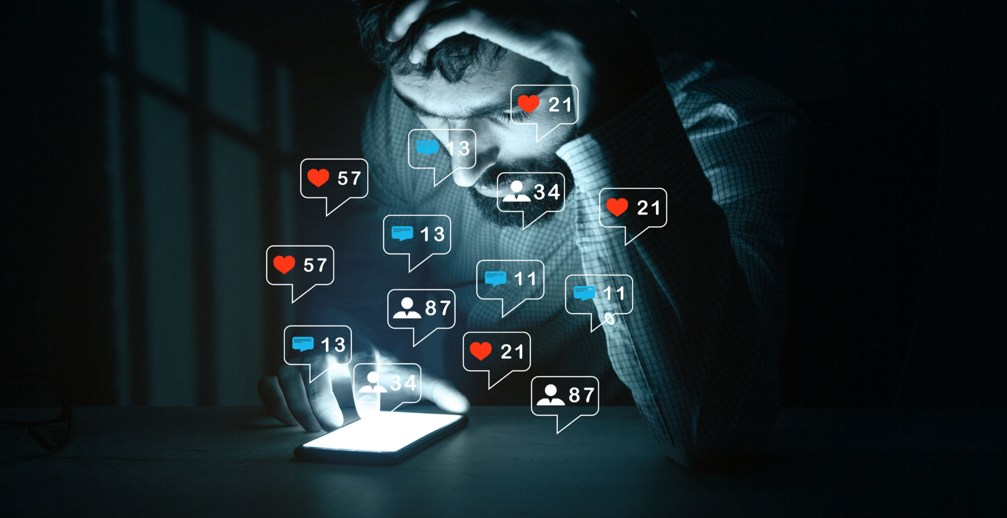 Homme frustré regardant son smartphone entouré par des icônes de notifications de médias sociaux.