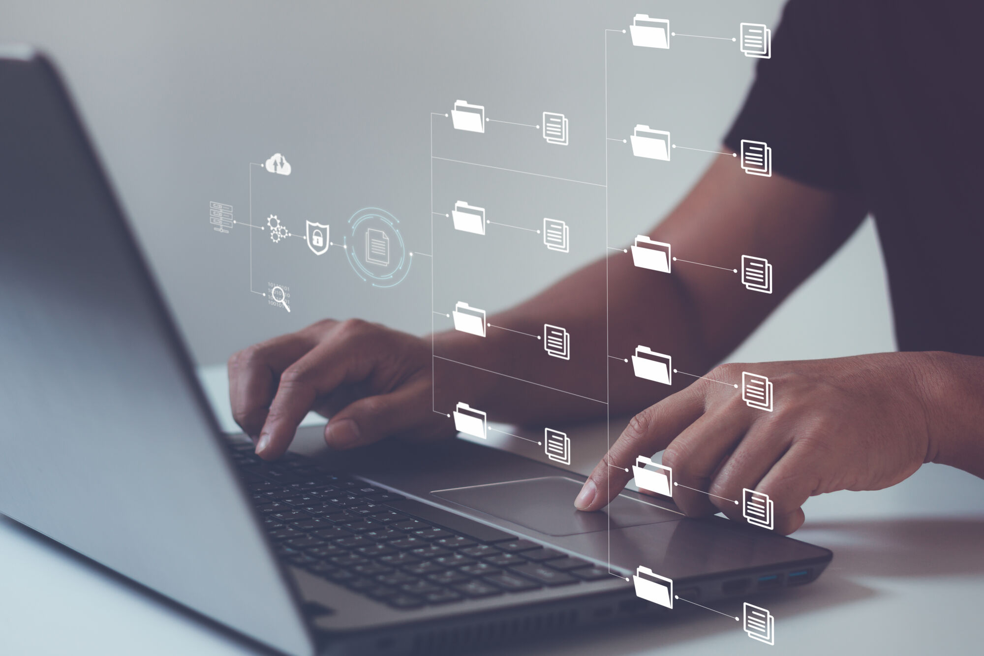 Personne travaillant sur un ordinateur portable avec structure de données en blocs et liens numériques en surimpression