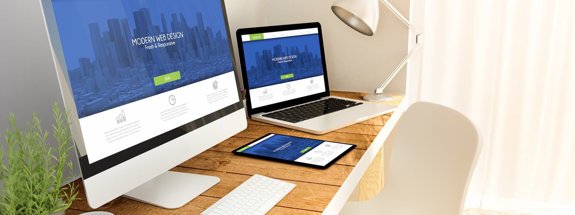 Bureau moderne avec plusieurs dispositifs affichant une conception de site web cohérente.