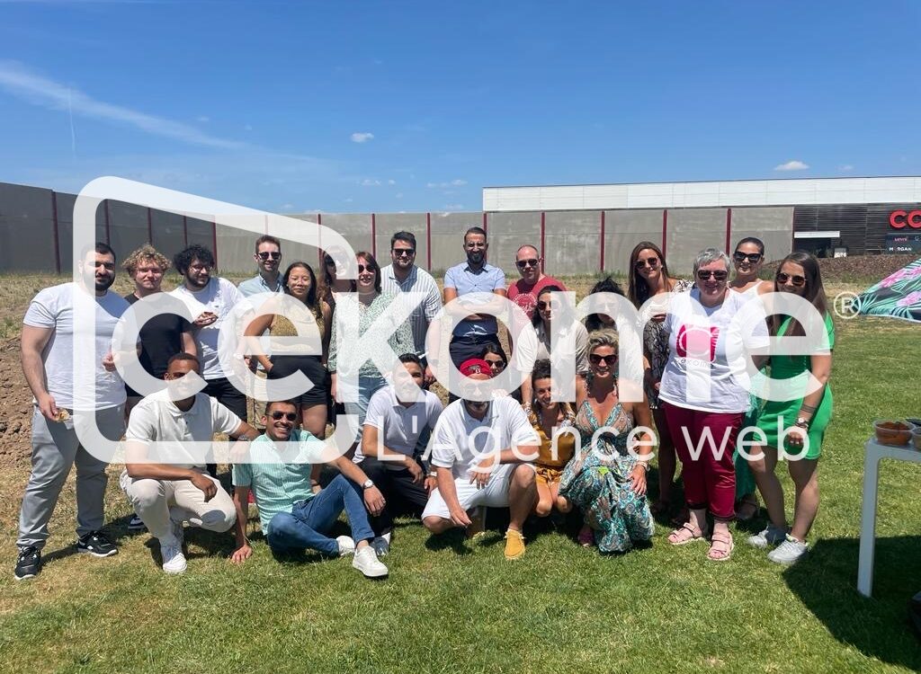 Photo de groupe en extérieur sur la pelouse devant le bâtiment de l'entreprise Cekome.