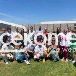 Photo de groupe en extérieur sur la pelouse devant le bâtiment de l'entreprise Cekome.