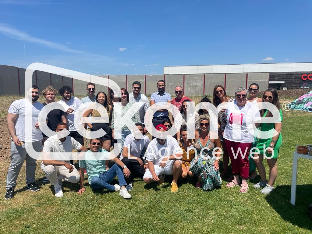 Photo de groupe en extérieur sur la pelouse devant le bâtiment de l'entreprise Cekome.