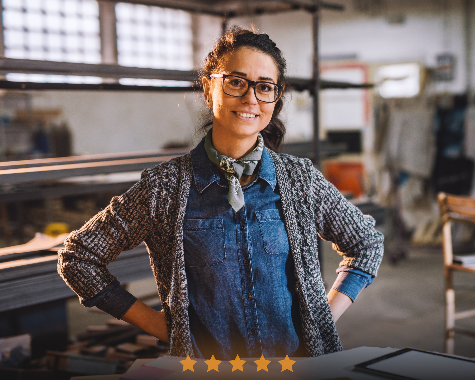 Artisane dans un atelier souriante avec cinq étoiles de satisfaction client.