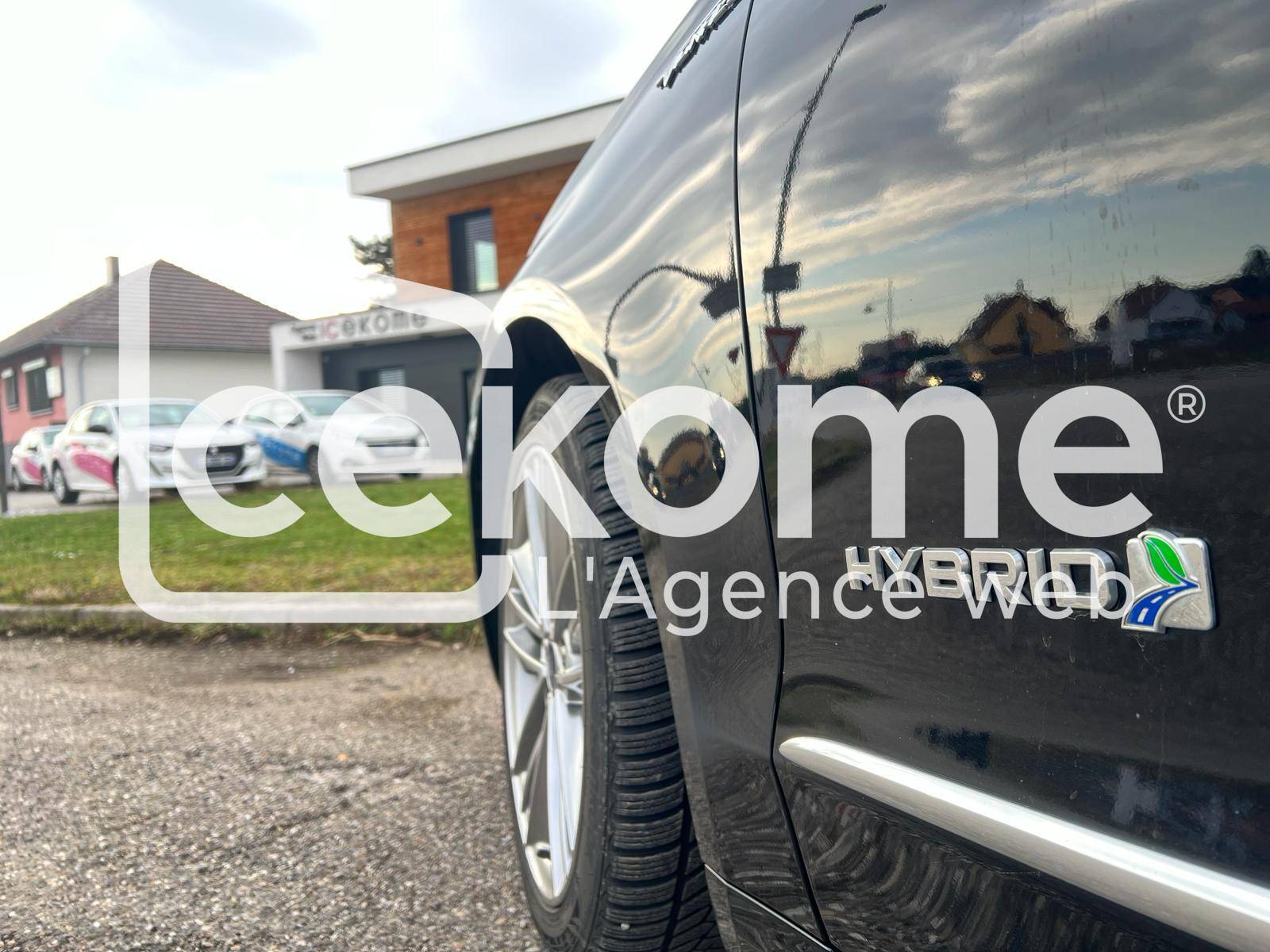 Réflexion de véhicules sur la carrosserie noire d'une voiture hybride avec logo de Cekome.