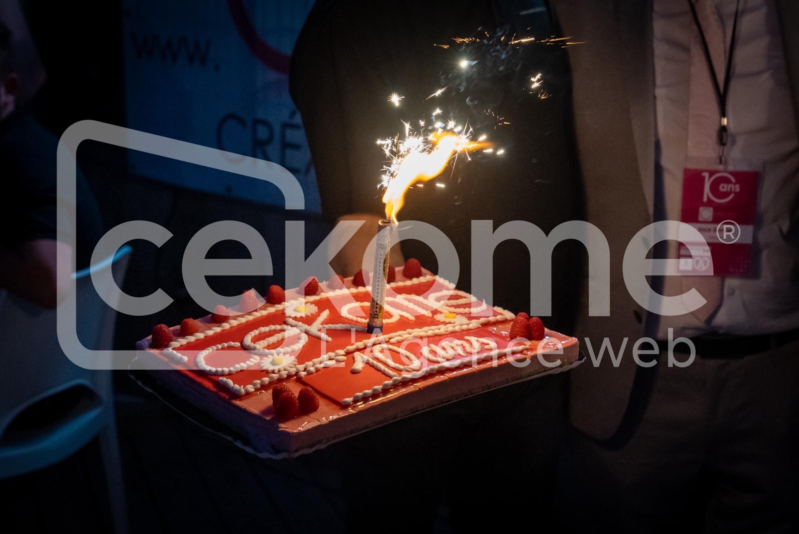 Gâteau d'anniversaire avec cierge magique pour la célébration des 10 ans de Cekome.