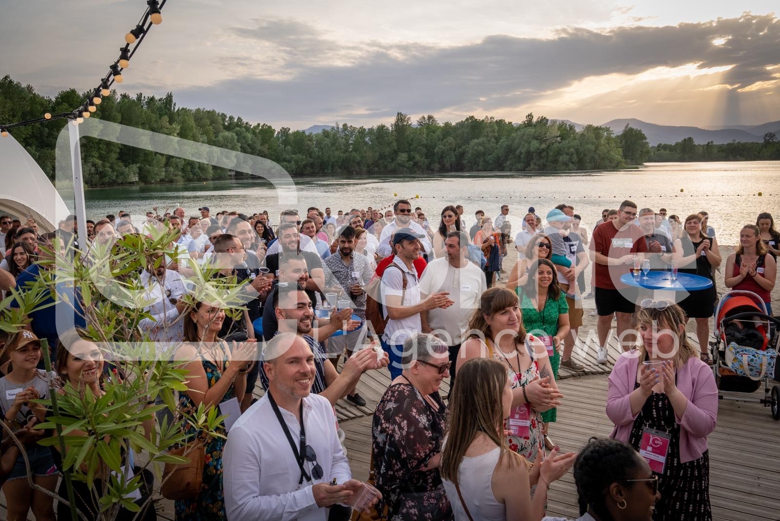 Grande foule sur une jetée au crépuscule pendant un événement en plein air de Cekome.