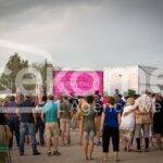 Participants devant un écran affichant 'Bienvenue' en plusieurs langues à un événement Cekome.