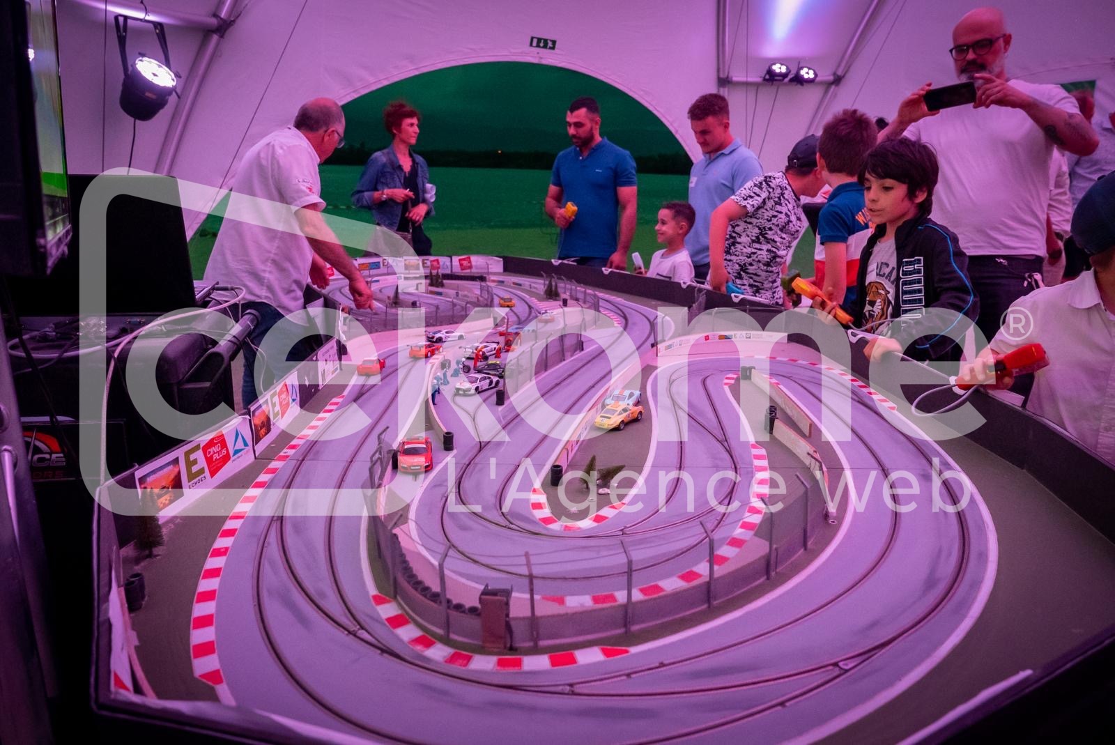 Piste de course miniature pour voitures de slot racing lors d'une animation de Cekome.