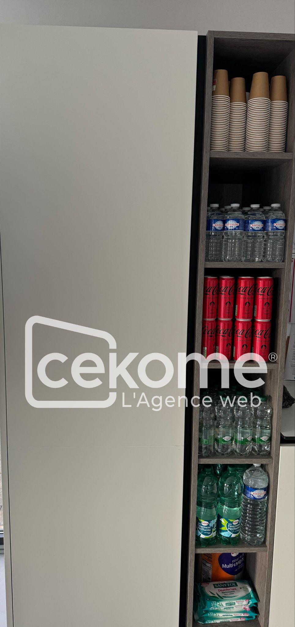 Réfrigérateur avec des boissons énergétiques et de l'eau marqué du logo de Cekome.