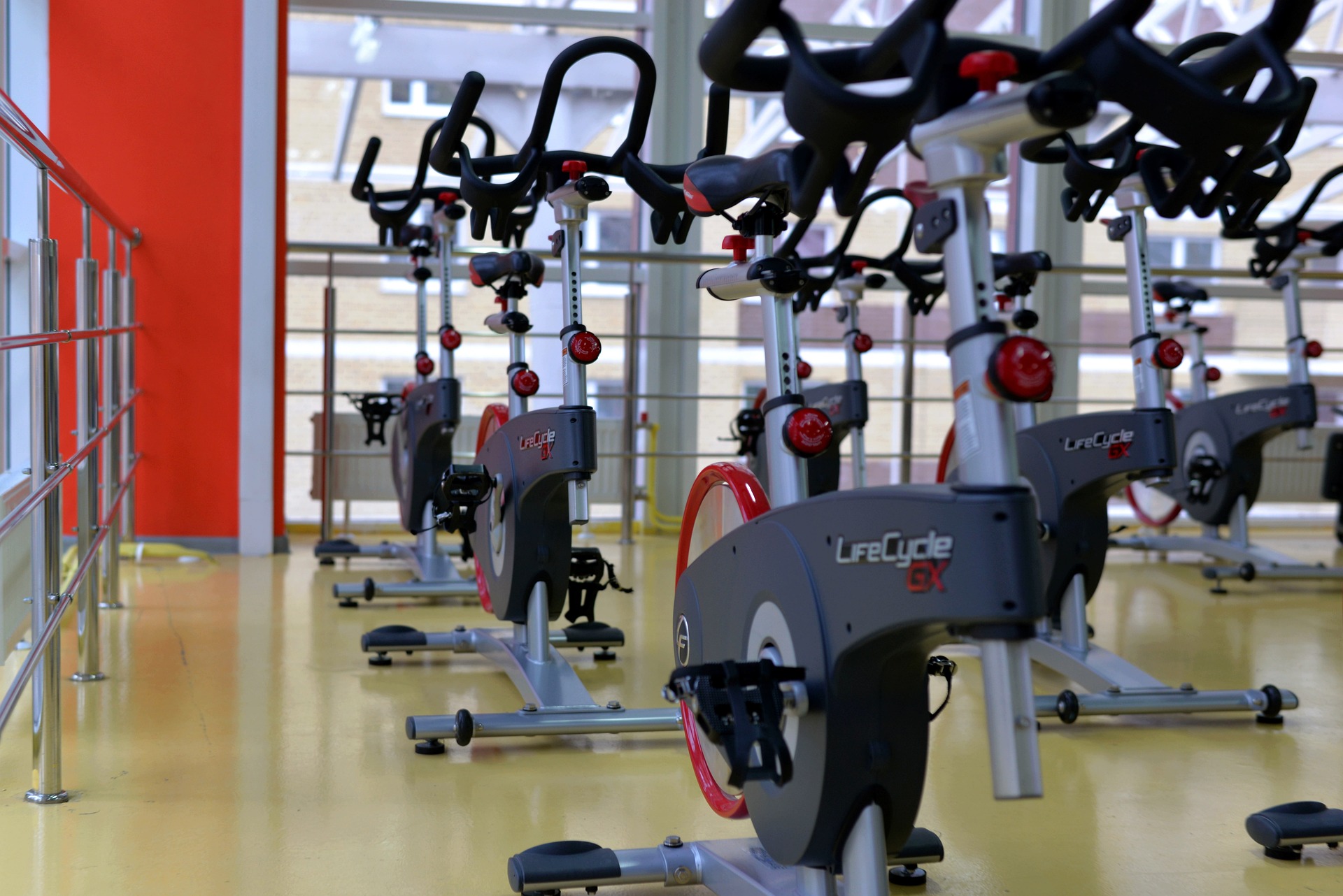 Salle de sport avec rangées de vélos d'intérieur pour l'entraînement en groupe.