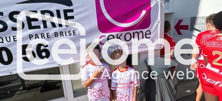 Deux enfants en uniforme sportif devant une bannière de sponsor de Cekome.