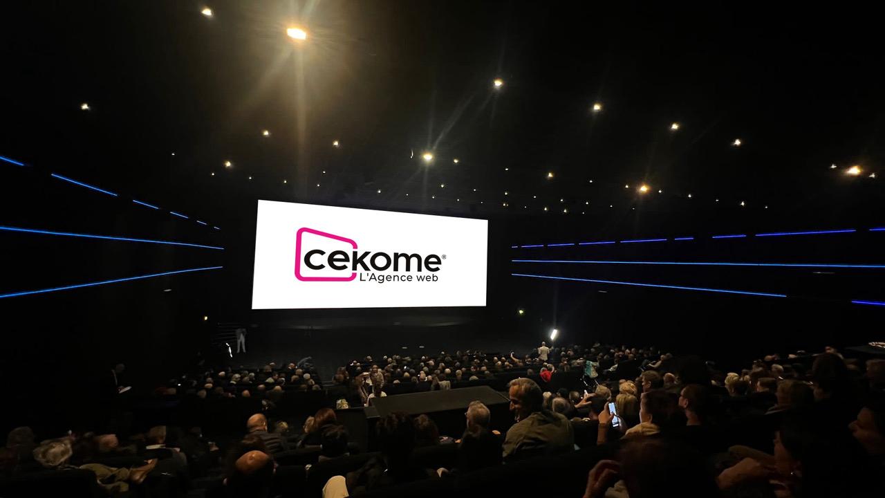 Salle de cinéma avec public et écran affichant le logo de Cekome avant la projection.