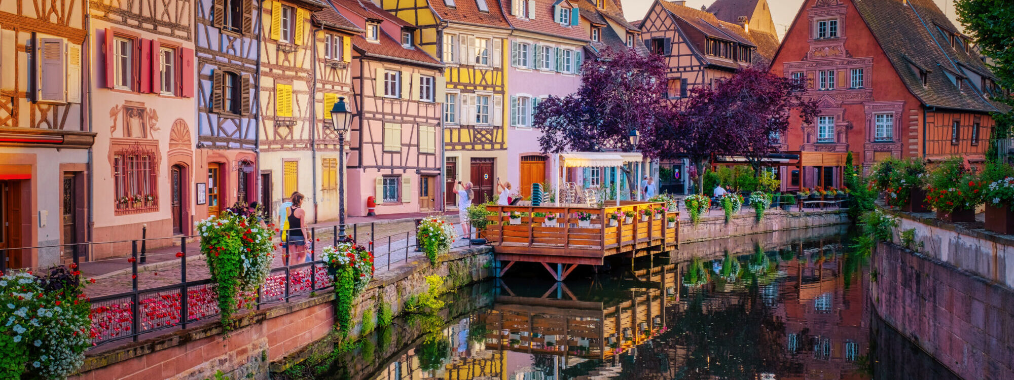 Vue pittoresque de maisons colorées et de restaurants au bord de l'eau à la tombée du soir.