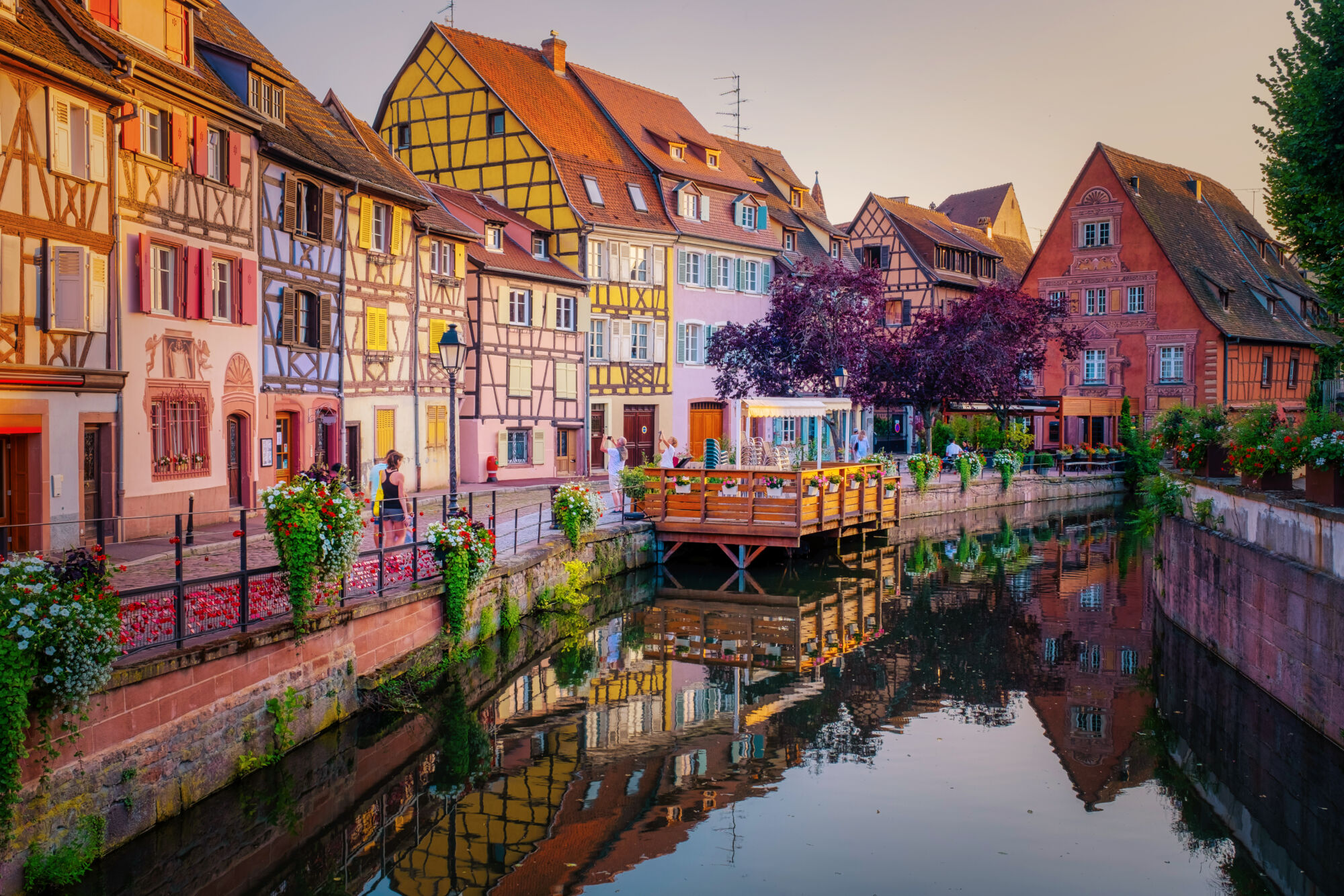 Vue pittoresque de maisons colorées et de restaurants au bord de l'eau à la tombée du soir.