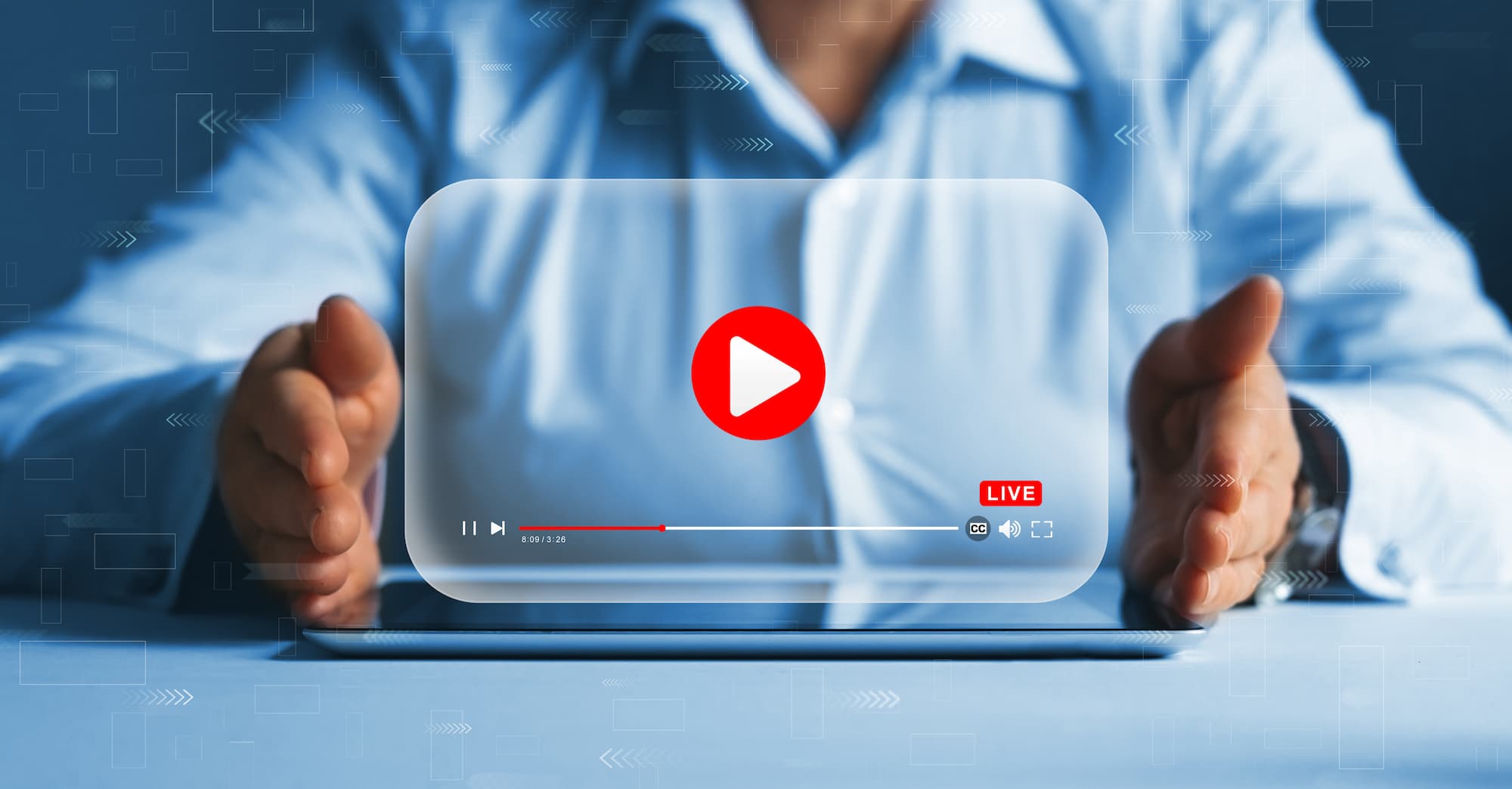 Homme en chemise bleue projetant une vidéo en direct sur un écran interactif, concept de streaming en ligne.