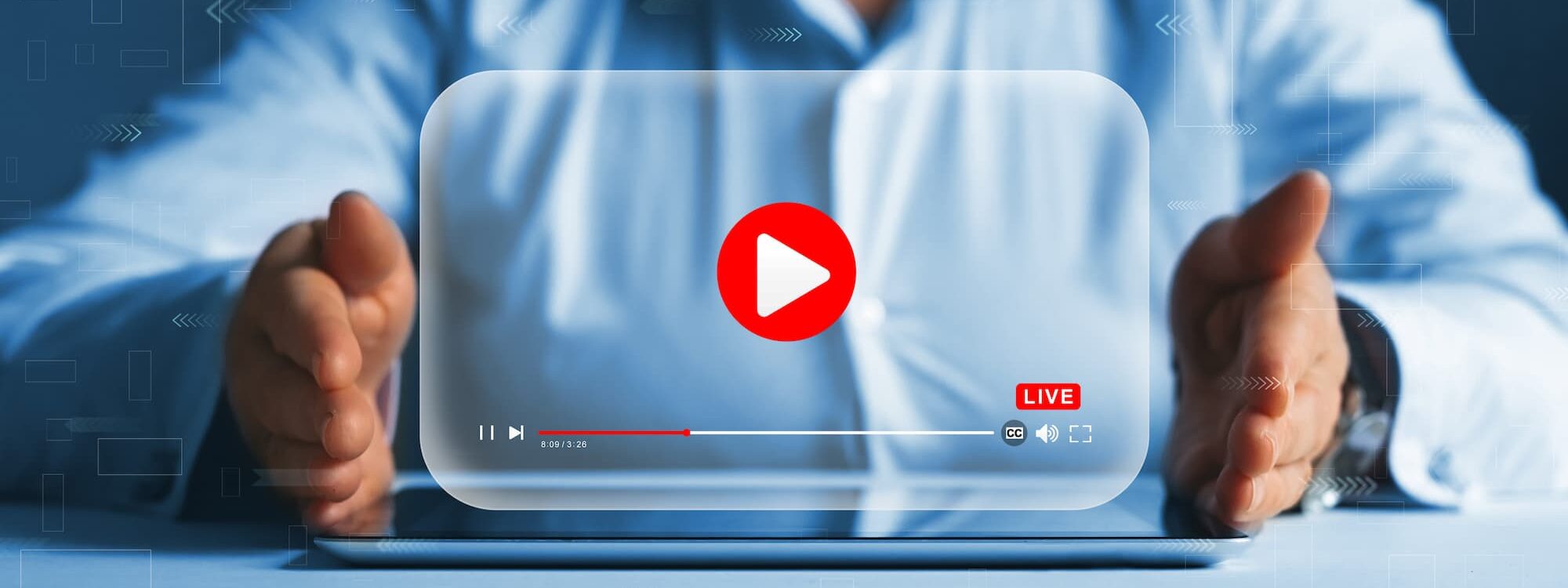 Homme en chemise bleue projetant une vidéo en direct sur un écran interactif, concept de streaming en ligne.