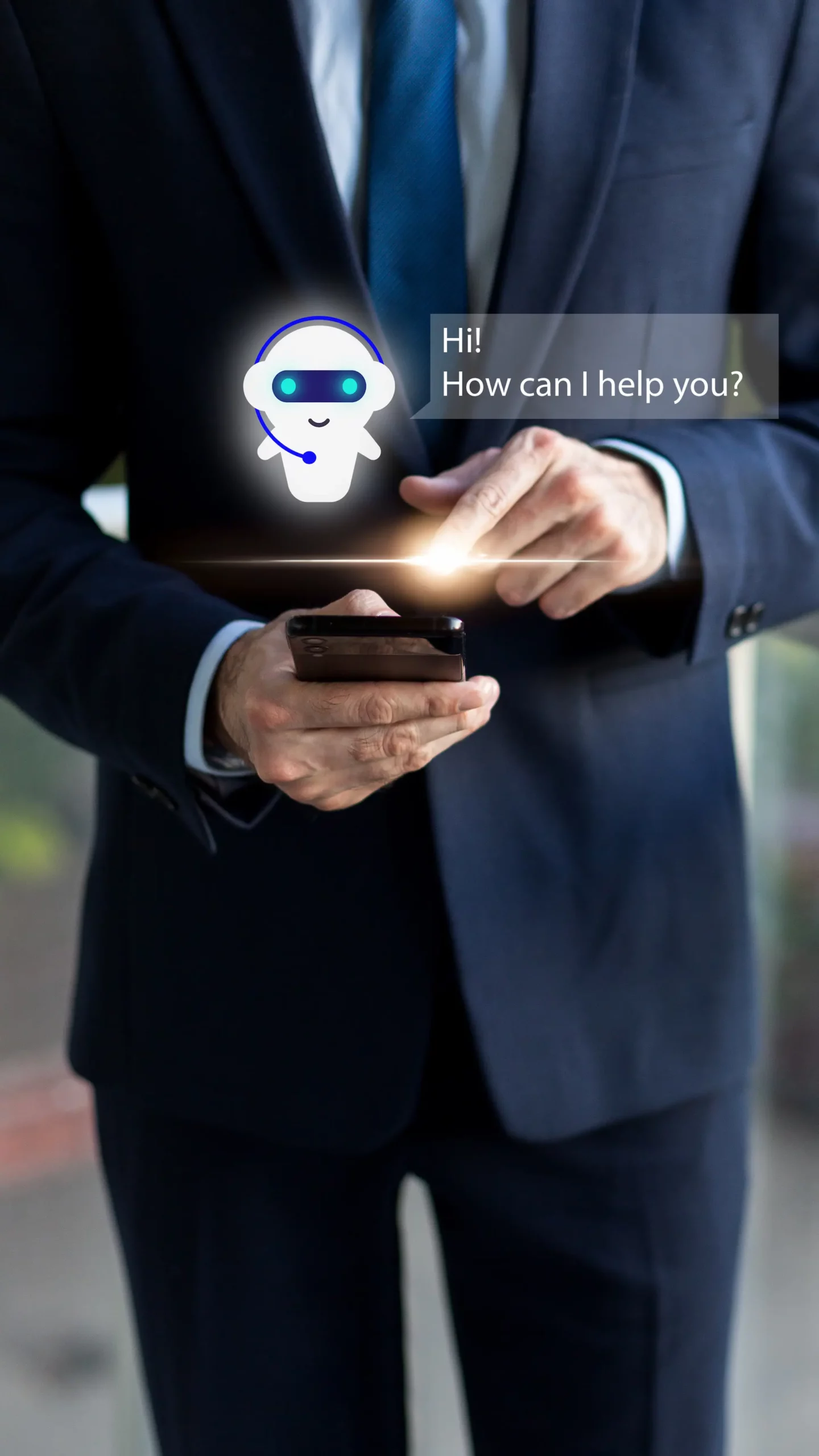 Homme en costume utilisant un smartphone avec une icône de chatbot et un message d'assistance virtuel flottant.