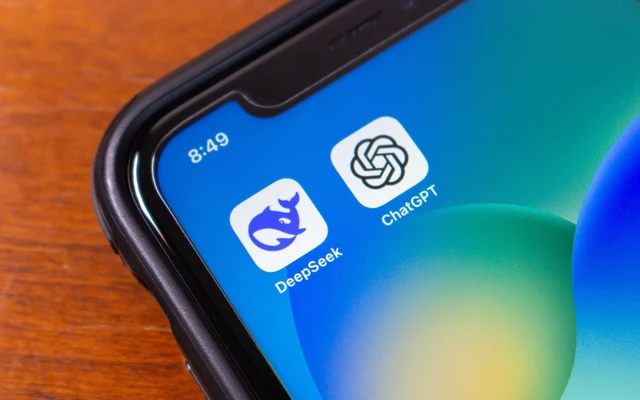 Écran de smartphone affichant les icônes des applications DeepSeek et ChatGPT